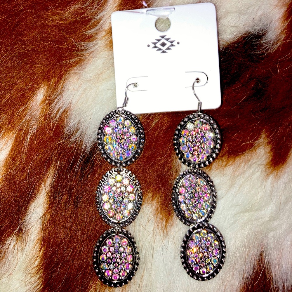 Sparkling silver dangling earrings